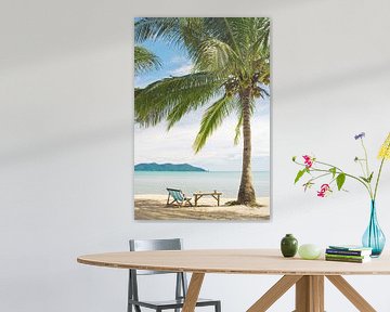 Een ligstoel onder een palmboom op een tropisch strand van Melissa Peltenburg