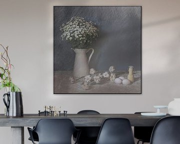 Stilleven met katoenplant bloemen in wittinten . van Saskia Dingemans Awarded Photographer