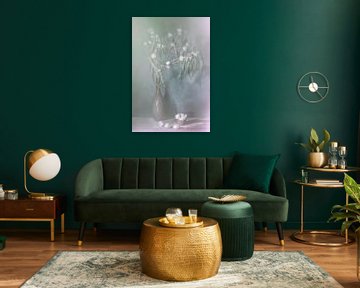 Winter glow.  Awarded Stilleven met eucalyptus  in wittinten . van Saskia Dingemans Awarded Photographer