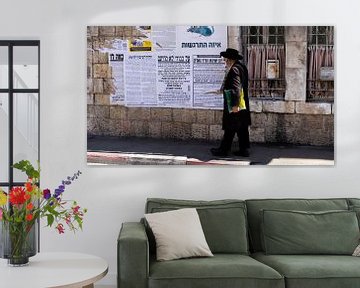 Ultraorthodoxe joodse man wandelt door wijk in Jeruzalem van Jessica Lokker