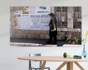 Ultraorthodoxe joodse man wandelt door wijk in Jeruzalem