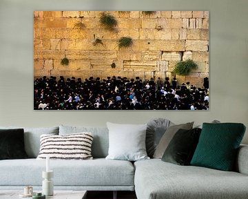Mannen bij de Klaagmuur in Jeruzalem van Jessica Lokker