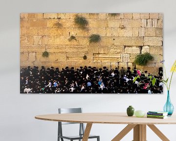 Mannen bij de Klaagmuur in Jeruzalem van Jessica Lokker