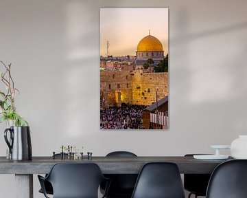 Mensen bij de Klaagmuur in Jeruzalem (met Dome of the Rock op achtergrond)