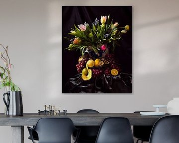 Stilleven  kunst met tulpen, fruit, citroenen, druiven,  in de stijl van de Hollands meesters van ina kleiman