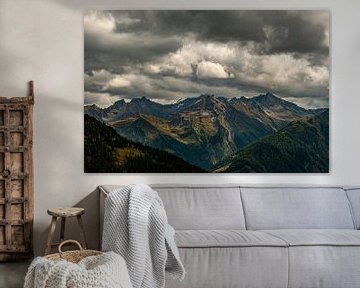 Berglandschappen: Donkere dreigende wolken boven Oostenrijkse bergen in het Zillertal van Thijs van Laarhoven