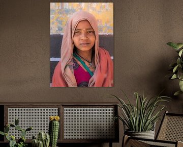 Portret jonge vrouw in Varanasi van Adri Klaassen