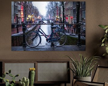 Fiets op de Wallen van Amsterdam van Colin Eusman