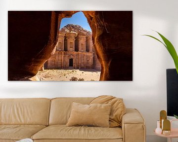 The Monastery, gezien vanaf een grot, in Petra (Jordanië)