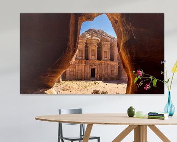 The Monastery, gezien vanaf een grot, in Petra (Jordanië) van Jessica Lokker
