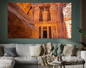 The Treasury in het oude Petra, Jordanië van Jessica Lokker