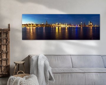 Hamburg Panorama - Skyline op het blauwe uur van Frank Herrmann