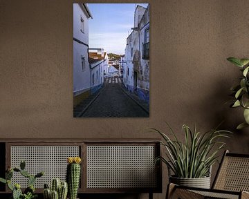 Typisch Portugese straat in Arraiolos van Michiel Dros