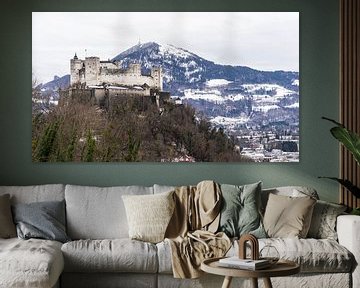 Schloss Hohensalzburg auf einem Hügel in Salzburg, Österreich von Jessica Lokker