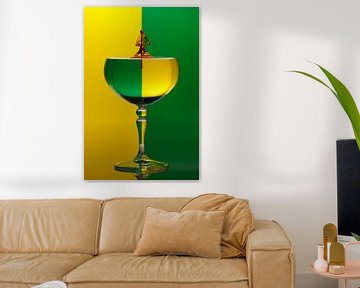 SF 11086433 Een wijnglas met waterdruppels tegen een groen en gele achtergrond van BeeldigBeeld Food & Lifestyle