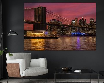 Skyline van Manhattan en Brooklyn Bridge bij zonsondergang, New York, USA van Markus Lange