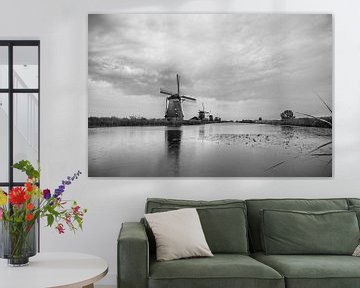 Kinderdijk, noir et blanc avec un ciel menaçant