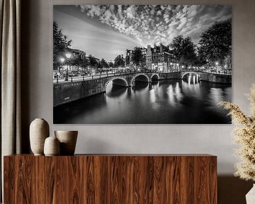AMSTERDAM-avondidylle op de Keizersgracht en Leidsegracht | Monochroom van Melanie Viola