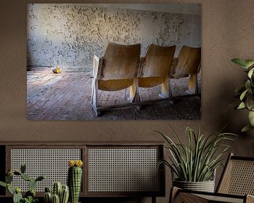 bioscoop stoelen in een vervallen filmzaal van Gerard Wielenga