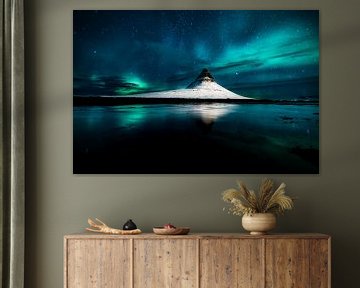 Aurora Borealis auf dem Berg Kirkjufell in Grundarfjordur, Island von Henry Oude Egberink