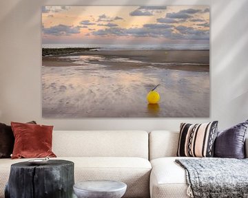 Bouée sur la plage de Koksijde sur Johan Vanbockryck