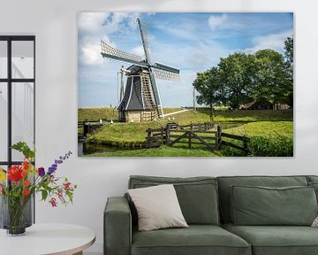 Een Hollandse molen in een echt Hollandse omgeving. van Peter de Jong