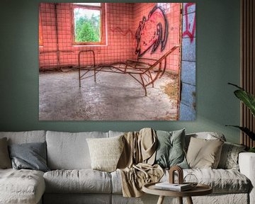 Beelitz Roze kamer met roestig frame van een ligbed in oud verlaten sanatorium van Tineke Visscher