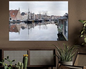 Zicht op de Oude Haven en het Galgewater met traditionele huizen en boten in Leiden, Nederland van Leoniek van der Vliet