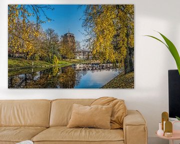 De stadsgracht van Leeuwarden en de Oldehove in herfstkleur