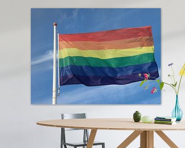 Regenboogvlag wappert met blauwe lucht en wolken van André Muller