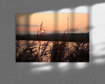 Zonsondergang als kleurrijk patroon op de Rotte bij de molenviergang