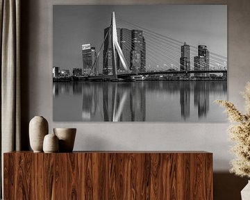 Skyline Rotterdam  met Erasmusbrug in Zwart Wit van Fotografie Ronald