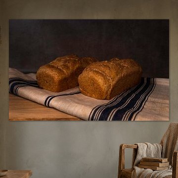 frisch gebackenes Brot auf einem Mehlsack