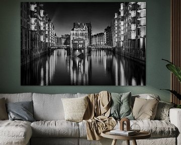 Hambourg Speicherstadt avec son château entouré d'eau. Photo en noir et blanc