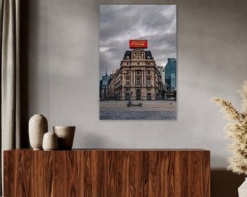 Groot Coca Cola reclamebord op classicistisch gebouw, Brouckèreplein B van Daan Duvillier | Dsquared Photography