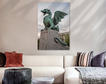 Dragon sur le pont du dragon dans le centre de la Lubliana, Slovénie sur Joost Adriaanse