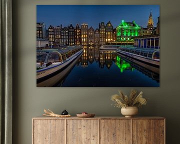Grachtenpanden Damrak Amsterdam. van Leon Okkenburg