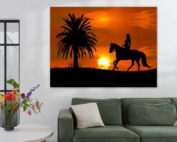 vrouw met paard bij zonsondergang en palmboom (Horse in Sunset) van Cor Heijnen