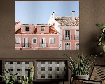 Lissabon Portugal | Rosa Architektonische Reisefotografie Druck | Pastellfarben von Raisa Zwart