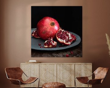 Stilleven met granaatappel op schaal l  Food Fotografie van Lizzy Komen