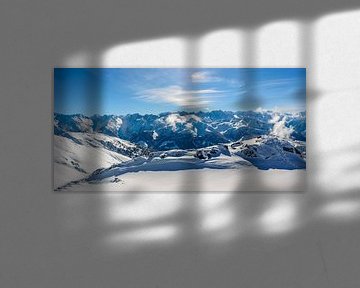 Blick über die schneebedeckten Berge in den Tiroler Alpen in Österreich