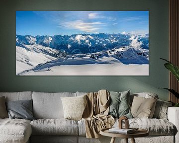 Uitzicht over de besneeuwde bergen in de Tiroler Alpen in Oostenrijk van Sjoerd van der Wal