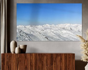 Panoramisch uitzicht hoog in de besneeuwde bergen van de Franse Alpen van Sjoerd van der Wal