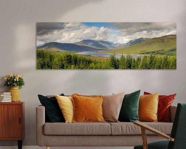 Vue panoramique du Loch Loyne avec ses collines et ses arbres