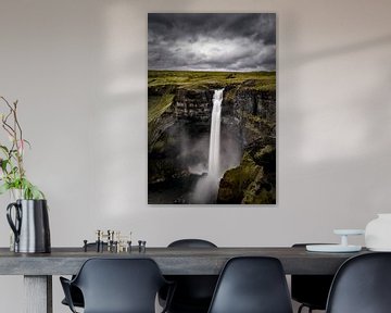 Haifoss Wasserfall in Island während eines dunklen stürmischen Tages von Sjoerd van der Wal