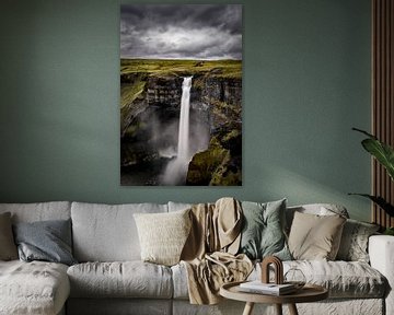 Haifoss Wasserfall in Island während eines dunklen stürmischen Tages