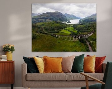 Luchtpanorama van Loch Shiel met het Glenfinnan-viaduct op de voorgrond van Hans-Heinrich Runge