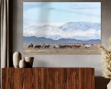 Paarden in bergachtig besneeuwd landschap Mongolië van Nanda Bussers