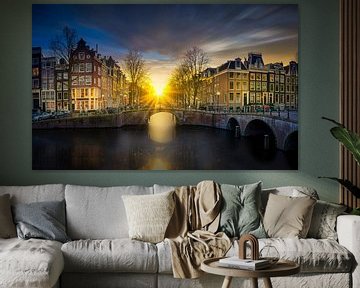 Les canaux d'Amsterdam avec le coucher du soleil sur Dennis Donders