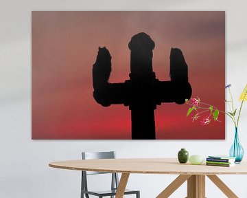 Silhouette von zwei jungen Waldohreulen auf einem Holzkreuz in Ungarn